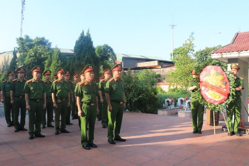 Đảng ủy Ban chỉ huy Công an Huyện Gia Lâm tổ chức Lễ dâng hương, dâng hoa, tưởng nhớ, tri ân với các Bà mẹ Việt Nam anh hùng, Anh hùng Liệt sỹ tại Nghĩa trang xã Cổ Bi