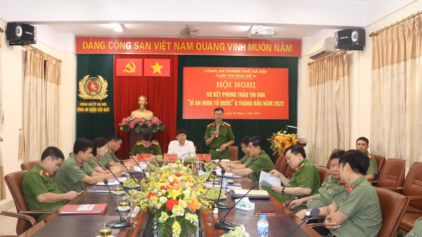 Đại tá Nguyễn Ngọc Quyền - Trưởng CAQ Hà Đông, đơn vị Cụm trưởng phát biểu tại hội nghị