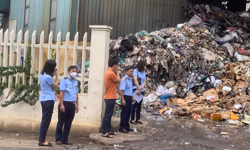 Lực lượng chức năng giám sát việc tiêu hủy tang vật