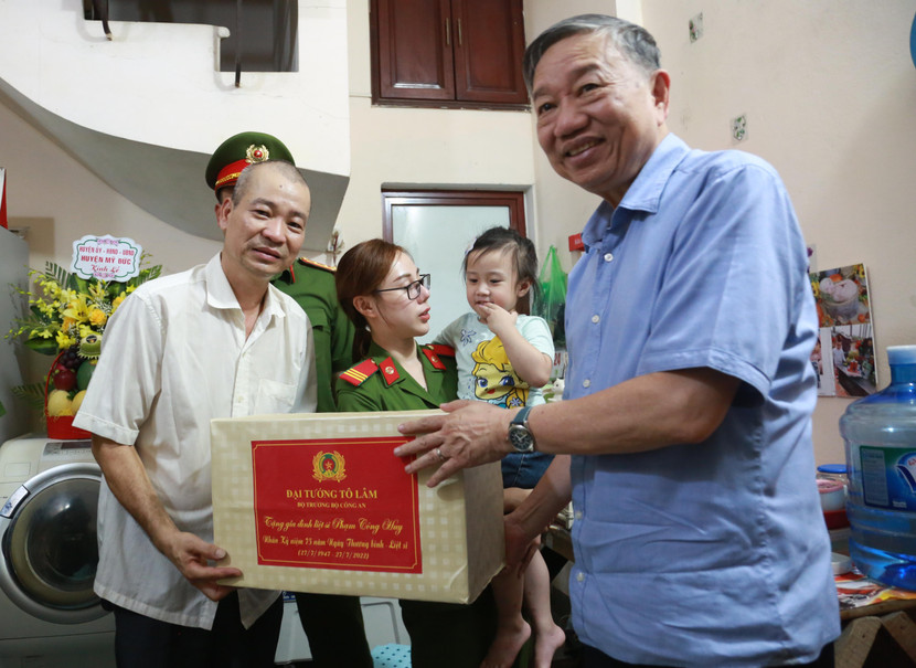 Bộ trưởng Tô Lâm tặng quà thân nhân liệt sỹ Bộ trưởng Tô Lâm tặng quà thân nhân liệt sỹ