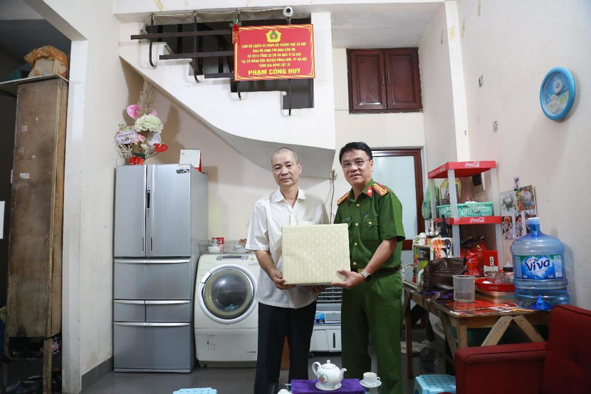 Đại tá Trần Ngọc Dương - Phó Giám đốc CATP tặng quà thân nhân liệt sỹ Đại tá Trần Ngọc Dương - Phó Giám đốc CATP tặng quà thân nhân liệt sỹ