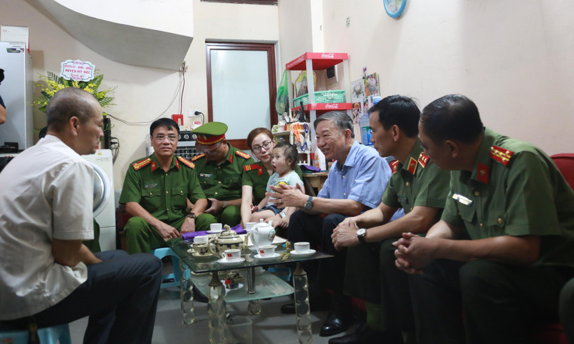 Bộ trưởng Tô Lâm cùng đoàn công tác ân cần thăm hỏi thân nhân liệt sỹ Phạm Công Huy Bộ trưởng Tô Lâm cùng đoàn công tác ân cần thăm hỏi thân nhân liệt sỹ Phạm Công Huy