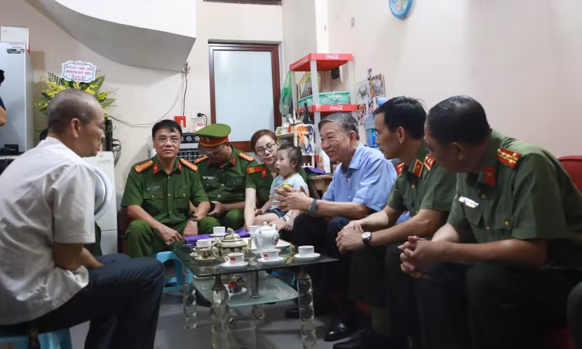 Bộ trưởng Tô Lâm cùng đoàn công tác ân cần thăm hỏi thân nhân liệt sỹ Phạm Công Huy