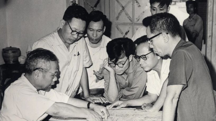 Lãnh đạo Bộ Thủy lợi bàn cách hàn khẩu đoạn đê vỡ trong trận lụt năm 1971