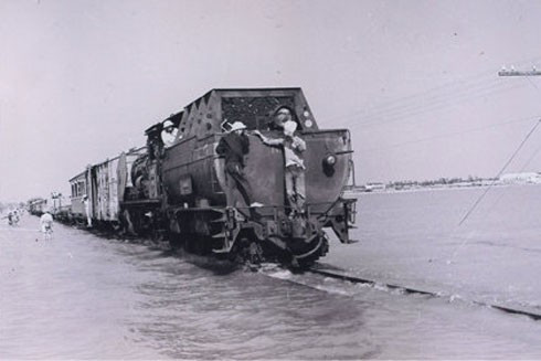 Đoàn tàu chở đầy đá hộc để nằm yên trấn giữ mặt cầu Long Biên