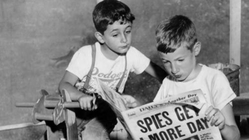 Hai người con trai của ông bà Rosenberg đọc tin về vụ xét xử cha mẹ mình