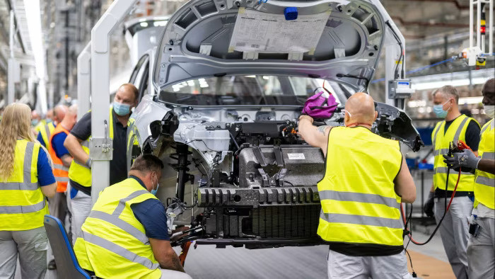 Hãng xe hơi Volkswagen của Đức đầu tháng 9-2024 công bố gây sốc rằng đang cân nhắc đóng cửa nhà máy tại nước này