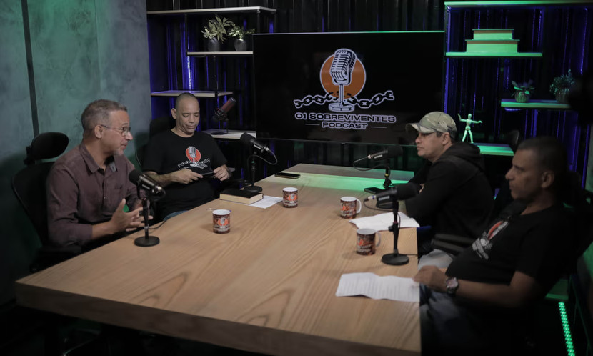 Đội ngũ của chương trình podcast 01 Sobreviventes với sự tham gia của nhiều trùm băng đảng ở Rio đã “rửa tay gác kiếm” Đội ngũ của chương trình podcast 01 Sobreviventes với sự tham gia của nhiều trùm băng đảng ở Rio đã “rửa tay gác kiếm”