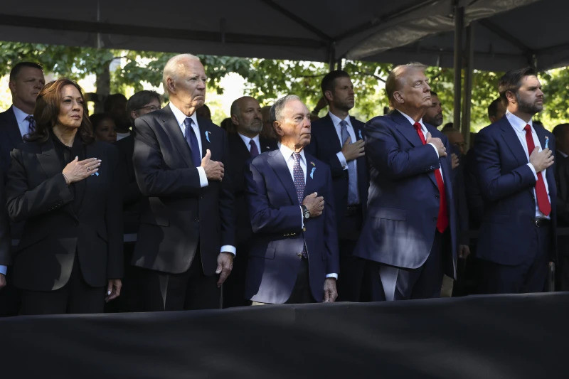 Phó Tổng thống Kamala Harris, Tổng thống Joe Biden, Thị trưởng New York Michael Bloomberg, cựu Tổng thống Donald Trump và Thượng nghị sĩ JD Vance tại New York vào ngày 11-9-2024 Phó Tổng thống Kamala Harris, Tổng thống Joe Biden, Thị trưởng New York Michael Bloomberg, cựu Tổng thống Donald Trump và Thượng nghị sĩ JD Vance tại New York vào ngày 11-9-2024