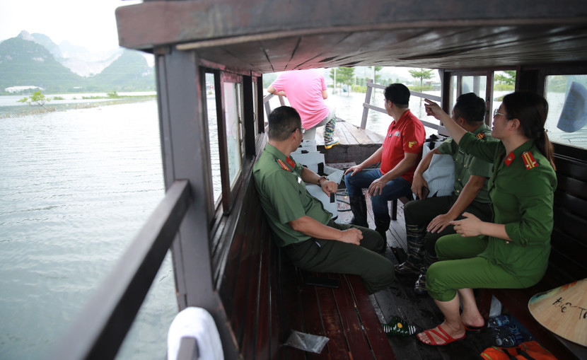 Đoàn công tác trên chiếc thuyền đặc biệt hướng vào tâm ngập lụt ở thị trấn Kiện Khê Đoàn công tác trên chiếc thuyền đặc biệt hướng vào tâm ngập lụt ở thị trấn Kiện Khê