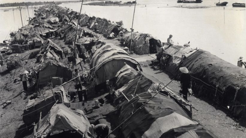 Lũ năm 1971 cuốn trôi nhà cửa, nhân dân Hoài Đức Hà Tây làm lán tạm ở trên đê (Ảnh: Trung tâm Lưu trữ quốc gia III)