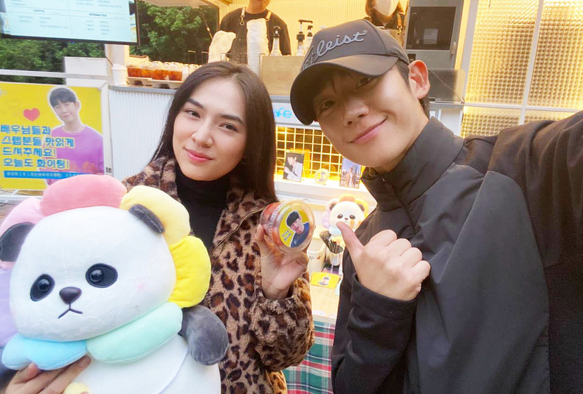 Diễn viên Tuệ Minh (Việt Nam) và sao Hàn Jung Hae-in đóng phim “Đố anh còng được tôi”