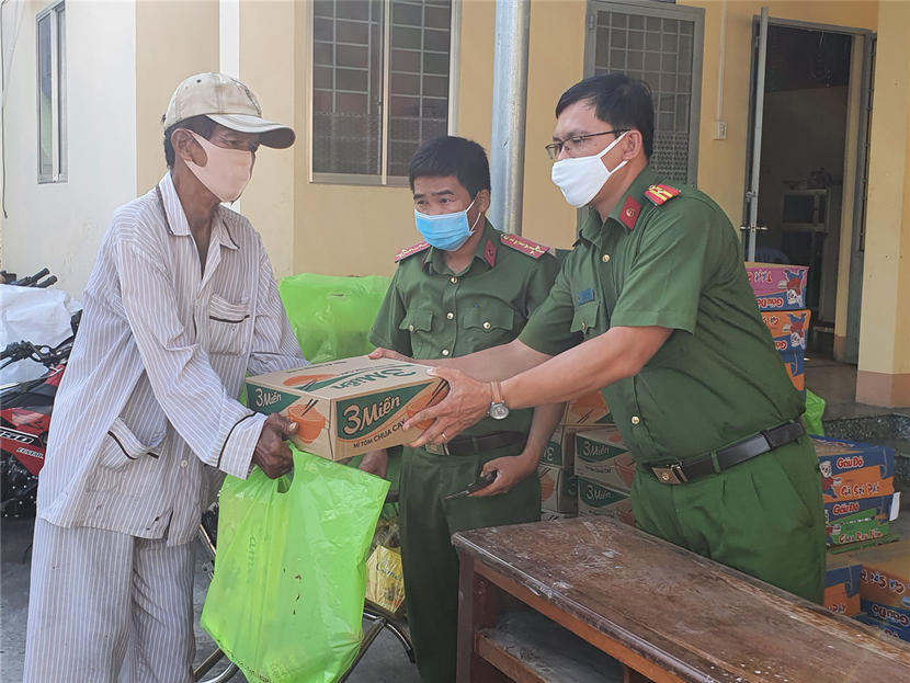 Lực lượng Công an xã chia sẻ giúp đỡ bà con nhân dân trong mùa dịch