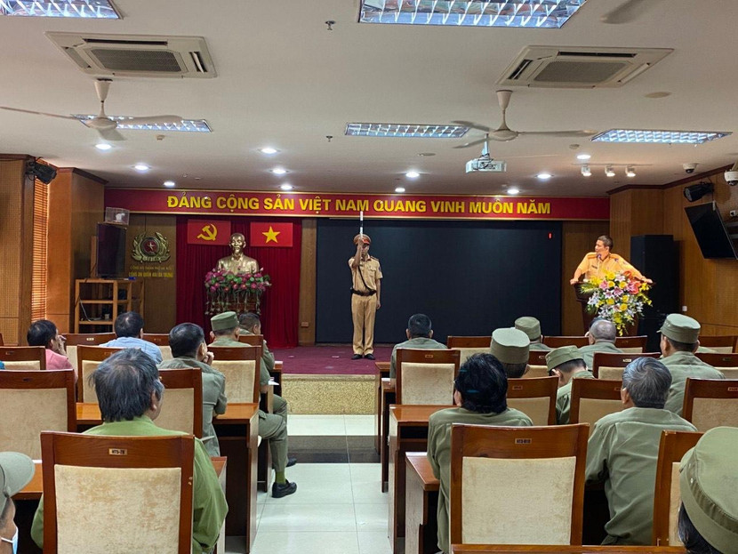 Trag bị kỹ năng hướng dẫn giao thông cho các đội viên bảo vệ dân phố
