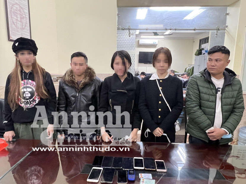 Đối tượng Nhân (ngoài cùng bên phải) và các đối tượng gái mại dâm, khách mua dâm