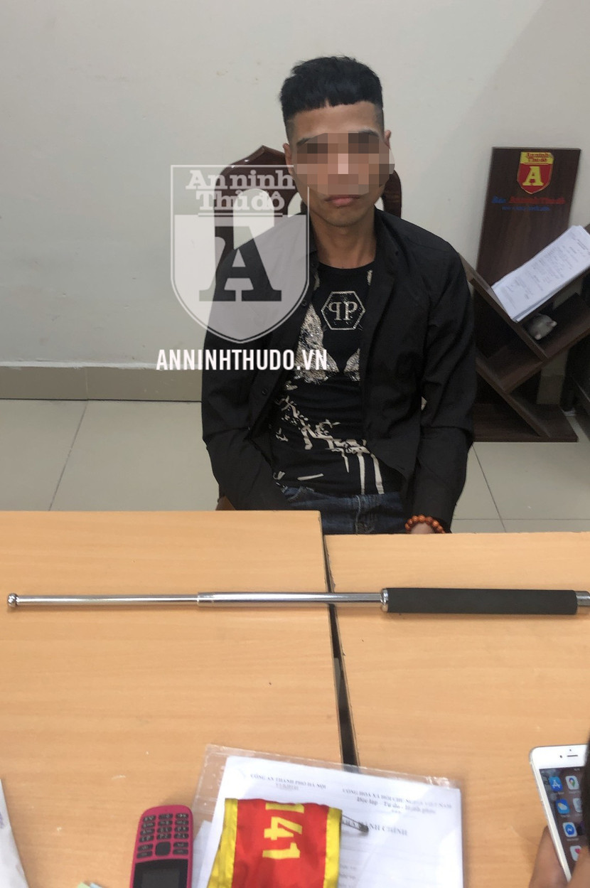 Đối tượng nói mang theo baton thép để "tự vệ" (?!) Đối tượng nói mang theo baton thép để "tự vệ" (?!)