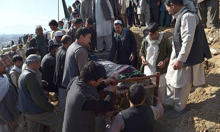 Nạn nhân vụ đánh bom được chôn cất tại một nghĩa trang trên đỉnh đồi hoang vắng ở Kabul ngày 9-5
