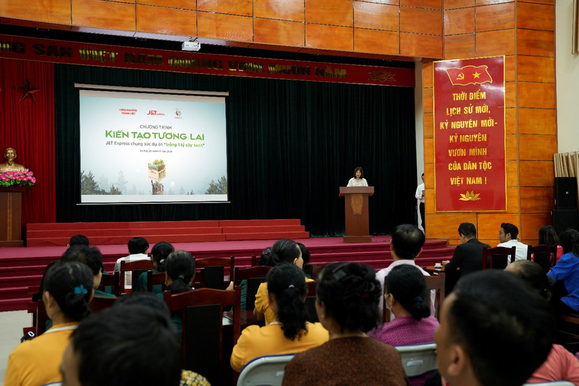 Bà Đoàn Thị Hồng Hạnh - Phó Chánh Văn phòng Trung tâm Truyền thông Tài nguyên và Môi trường - Bộ Nông nghiệp và Môi trường phát biểu tại sự kiện Bà Đoàn Thị Hồng Hạnh - Phó Chánh Văn phòng Trung tâm Truyền thông Tài nguyên và Môi trường - Bộ Nông nghiệp và Môi trường phát biểu tại sự kiện