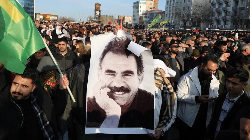 Ảnh của ông Abdullah Ocalan - thủ lĩnh chiến binh người Kurd trong một cuộc biểu tình ở Diyarbakir, Thổ Nhĩ Kỳ hôm 28-2
