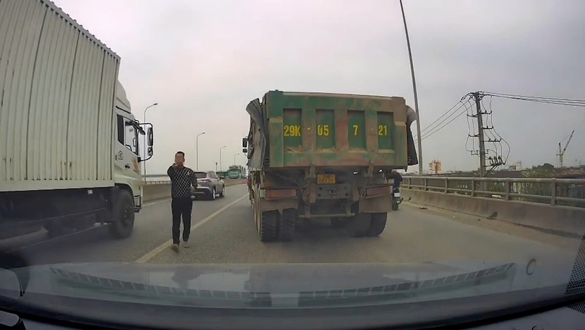 Cơ quan Công an tìm người liên quan vụ xe tải chèn ép ô tô con trên cầu vượt Bắc Hồng ảnh 1 Cơ quan Công an tìm người liên quan vụ xe tải chèn ép ô tô con trên cầu vượt Bắc Hồng ảnh 1