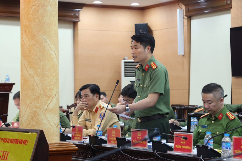 Đại diện phòng chức năng CATP phát biểu tham luận tại hội nghị