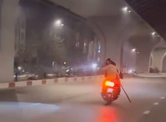 Hình ảnh các đối tượng mang theo hung khí di chuyển tốc độ cao trên đường