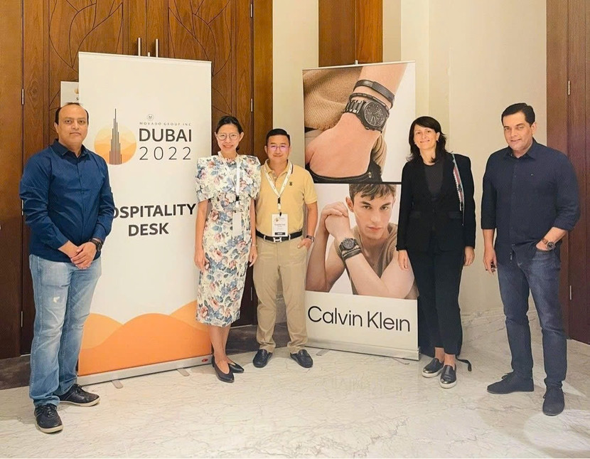 Giám đốc điều hành - ông Đặng Thanh Hải và giám đốc Logistic - bà Trần Mỹ Dung (chính giữa khung hình) đại diện Đồng Hồ Hải Triều tham dự MGI Groups REGIONAL SUMMIT 2023 tại Dubai