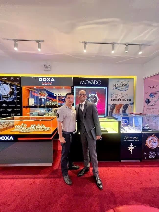 Ông Đặng Thanh Hải và ông Cherish Jacob chụp ảnh tại khu vực tủ Movado