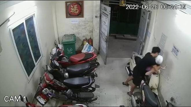 Hình ảnh nam thanh niên xông vào nhà trọ sàm sỡ cô gái trẻ được camera ghi lại Hình ảnh nam thanh niên xông vào nhà trọ sàm sỡ cô gái trẻ được camera ghi lại