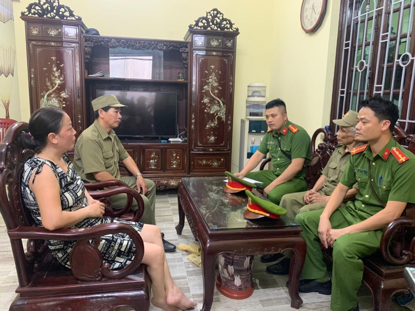 Lực lượng Công an và đội viên bảo vệ dân phố trao đổi, nắm tình hình với công dân Lực lượng Công an và đội viên bảo vệ dân phố trao đổi, nắm tình hình với công dân