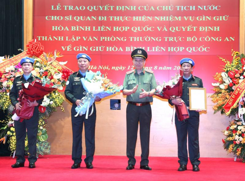 Bộ trưởng Tô Lâm trao Quyết định về việc thành lập Văn phòng Thường trực Bộ Công an về GGHB LHQ và tặng hoa các đồng chí lãnh đạo Văn phòng Thường trực