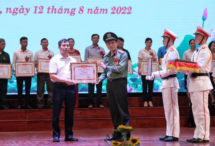 Đại tá Nguyễn Quốc Toản - Giám đốc Công an tỉnh Bắc Giang trao quyết định khen thưởng tặng cá nhân điển hình phong trào toàn dân bảo vệ an ninh Tổ quốc Đại tá Nguyễn Quốc Toản - Giám đốc Công an tỉnh Bắc Giang trao quyết định khen thưởng tặng cá nhân điển hình phong trào toàn dân bảo vệ an ninh Tổ quốc