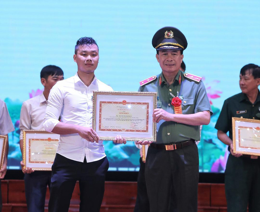 Trung tướng Lê Quốc Hùng - Uỷ viên Trung ương Đảng, Thứ trưởng Bộ Công an trao quyết định khen thưởng tặng cá nhân điển hình phong trào toàn dân bảo vệ an ninh Tổ quốc Trung tướng Lê Quốc Hùng - Uỷ viên Trung ương Đảng, Thứ trưởng Bộ Công an trao quyết định khen thưởng tặng cá nhân điển hình phong trào toàn dân bảo vệ an ninh Tổ quốc