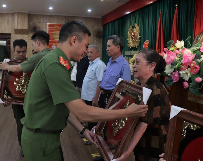 Đại tá Nguyễn Ngọc Quyền trân trọng trao quà tặng cán bộ hưu trí CAQ