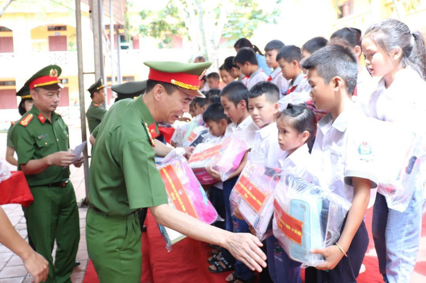 CAQ Hai Bà Trưng trao quà tặng động viên các cháu học sinh CAQ Hai Bà Trưng trao quà tặng động viên các cháu học sinh