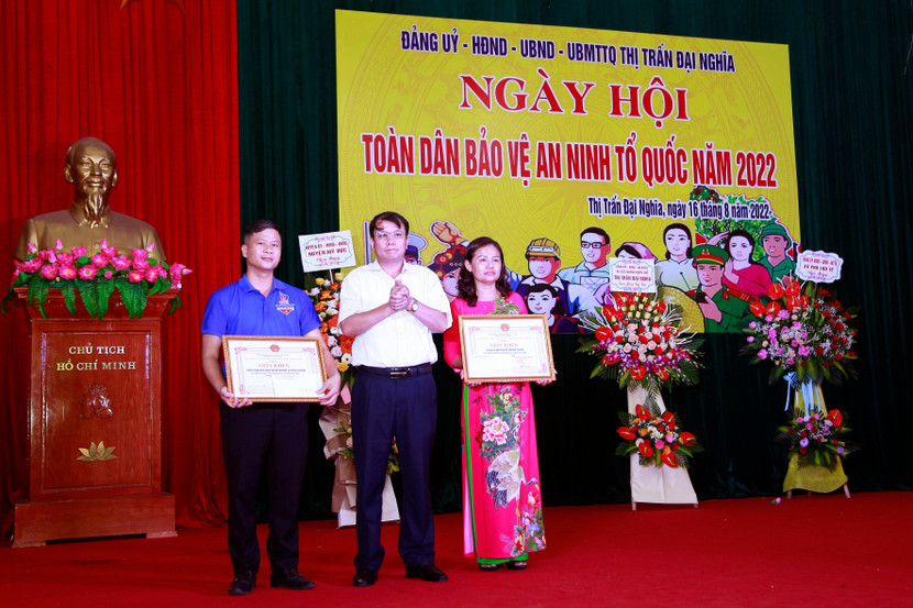 Đồng chí Nguyễn Văn Hải - UVBTV- Bí thư Đảng ủy thị trấn Đại Nghĩa trao khen thưởng Đồng chí Nguyễn Văn Hải - UVBTV- Bí thư Đảng ủy thị trấn Đại Nghĩa trao khen thưởng