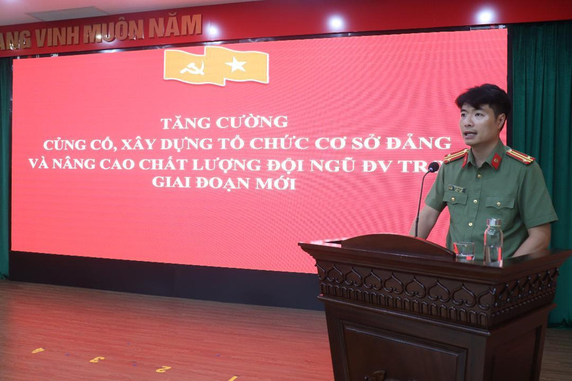 Trung tá Bùi Nhật Quang – Phó trưởng Công an quận quán triệt Nghị quyết Hội nghị lần thứ năm BCH Trung ương Đảng khóa XIII