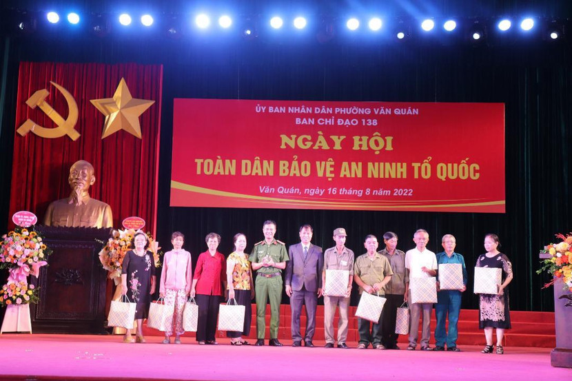 Đại tá Nguyễn Ngọc Quyền thay mặt BCĐ 138 quận tặng quà các hộ dân, cá nhân tích cực tham gia phong trào Toàn dân bảo vệ an ninh Tổ quốc ở phường Văn Quán Đại tá Nguyễn Ngọc Quyền thay mặt BCĐ 138 quận tặng quà các hộ dân, cá nhân tích cực tham gia phong trào Toàn dân bảo vệ an ninh Tổ quốc ở phường Văn Quán