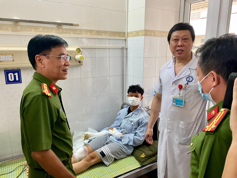 Đại tá Trần Ngọc Dương trao đổi với bác sỹ Viện Bỏng Quốc gia về sức khỏe Hạ sỹ Trần Tiến Đạt Đại tá Trần Ngọc Dương trao đổi với bác sỹ Viện Bỏng Quốc gia về sức khỏe Hạ sỹ Trần Tiến Đạt