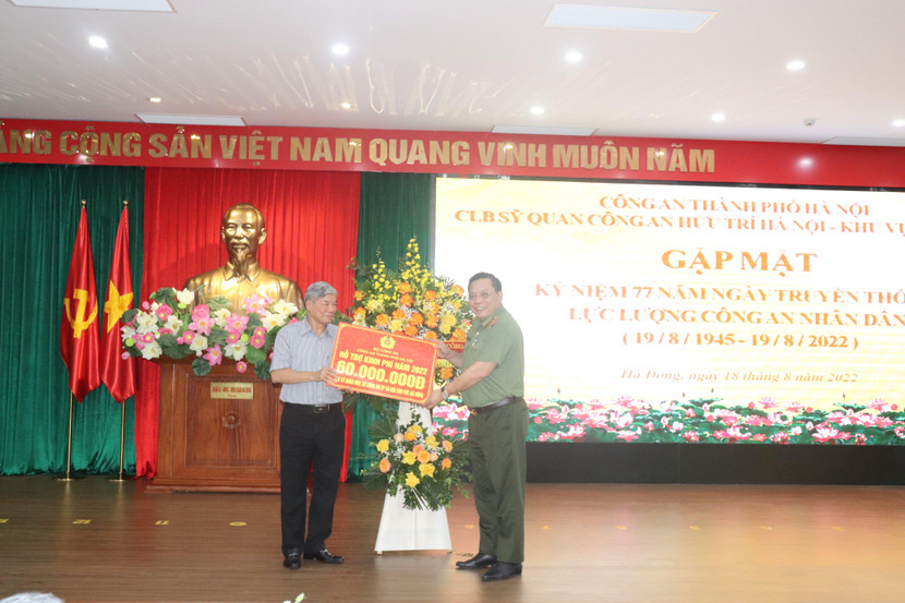 Trung tướng Nguyễn Hải Trung tặng hoa và kinh phí đến Câu lạc bộ sỹ quan hưu trí CATP khu vực Hà Đông Trung tướng Nguyễn Hải Trung tặng hoa và kinh phí đến Câu lạc bộ sỹ quan hưu trí CATP khu vực Hà Đông
