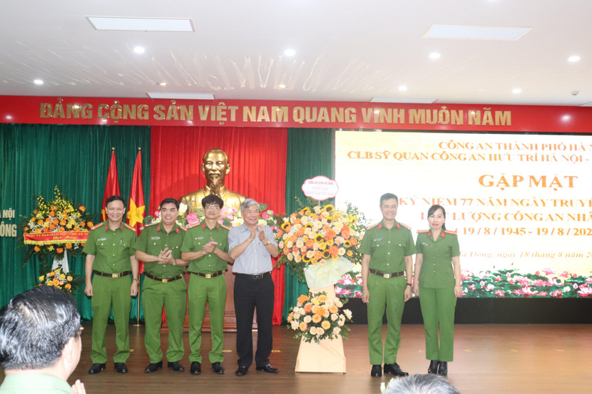 Ban chỉ huy CAQ Hà Đông chúc mừng Câu lạc bộ Ban chỉ huy CAQ Hà Đông chúc mừng Câu lạc bộ