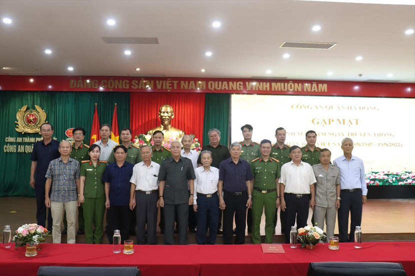 Ban chỉ huy CAQ chụp ảnh lưu niệm với các đồng chí cao tuổi và đại diện Ban chấp hành Câu lạc bộ