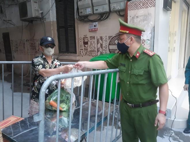 CAP Nguyễn Du giúp đỡ người dân trong cuộc chiến chống "giặc" Covid-19