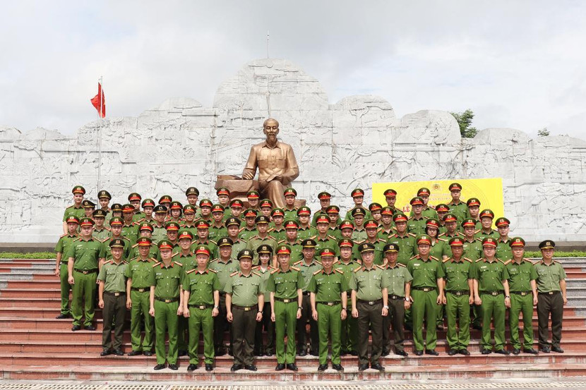 Đoàn công tác CAQ Hai Bà Trưng tại khu Khu lưu niệm Sáu điều Bác Hồ dạy Đoàn công tác CAQ Hai Bà Trưng tại khu Khu lưu niệm Sáu điều Bác Hồ dạy