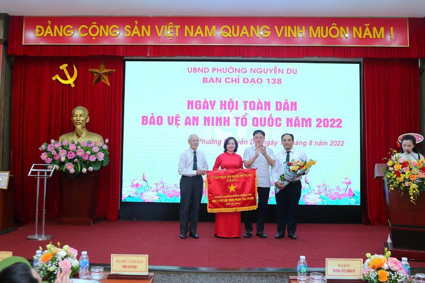 Thừa ủy quyền của lãnh đạo cấp trên, đồng chí Nguyễn Quang Trung - Phó Bí thư Quận ủy, Chủ tịch UBND, Trưởng BCĐ 138 quận Hai Bà Trưng trao quyết định khen thưởng cho nhân dân và cấp ủy, chính quyền, BCĐ 138 phường Nguyễn Du