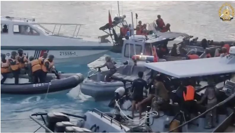 Hình ảnh về vụ đụng độ giữa tàu hải quân Philippines và lực lượng Hải cảnh Trung Quốc trên các thuyền bơm hơi ở vùng biển tranh chấp trên Biển Đông hôm 17-6