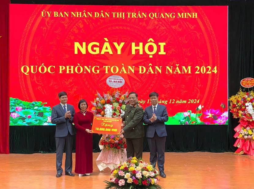 Trung tướng Nguyễn Hải Trung tặng quà Đảng bộ và nhân dân thị trấn Quang Minh Trung tướng Nguyễn Hải Trung tặng quà Đảng bộ và nhân dân thị trấn Quang Minh