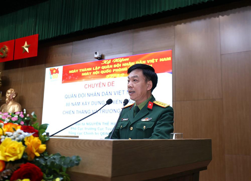 Đại tá Nguyễn Thế Mạnh báo cáo chuyên đề “Quân đội nhân dân Việt Nam - 80 năm xây dựng, chiến đấu, chiến thắng và trưởng thành”.