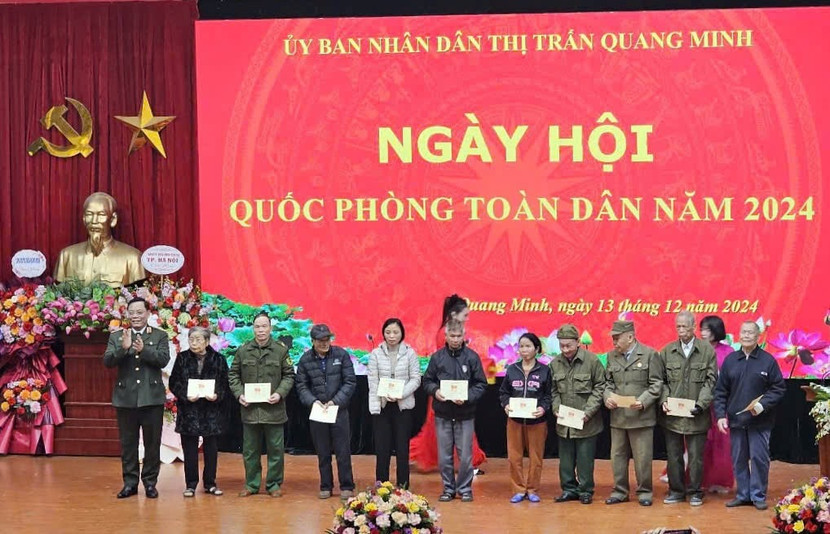 Trung tướng Nguyễn Hải Trung trao quà tặng các hộ chính sách của thị trấn Quang Minh. Trung tướng Nguyễn Hải Trung trao quà tặng các hộ chính sách của thị trấn Quang Minh.