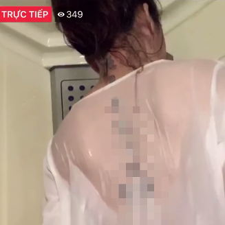 "Cô giáo Tr" trong clip quay tại phòng tắm với chiếc áo xuyên thấu khoác hờ trên người